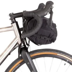 Restrap Bar Bag Étui Avec un sac étanche de 14l et une pochette pour la nourriture de 1,5l, noir 8 Restrap Bar Bag Étui Avec un sac étanche de 14l et une pochette pour la nourriture de 1,5l, noir -Sacoches Velo Boutique restrap bar bag holster with 14l dry bag and 15l food pouch black 4